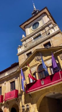 Oviedo, İspanya - 16 Eylül 2024: Oviedo, İspanya 'da tarihi bir kasabada yürüyüş