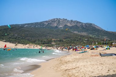 TARIFA, İspanya - 25 Mayıs 2024: Valdevaqueros sahilinde uçurtmanın tadını çıkarmak, Gibraltar Boğazı Tarifa, İspanya 25 Mayıs 2024