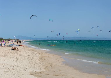 TARIFA, İspanya - 25 Mayıs 2024: Valdevaqueros sahilinde uçurtmanın tadını çıkarmak, Gibraltar Boğazı Tarifa, İspanya 25 Mayıs 2024