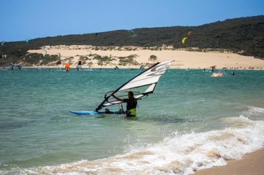 TARIFA, İspanya - 25 Mayıs 2024: Valdevaqueros sahilinde uçurtmanın tadını çıkarmak, Gibraltar Boğazı Tarifa, İspanya 25 Mayıs 2024