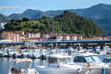 RIBADESELLA, İspanya - 15 Eylül 2024: 15 Eylül 2024 İspanya 'nın Ribadesella kentindeki güzel sahil köyü