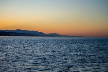 İspanya, Malaga 'da sahil ve şehir üzerinde gün doğumu