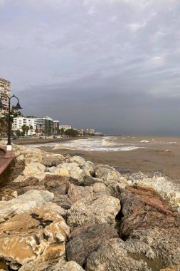 DANA kasırgası, Torremolinos, İspanya 'da meydana gelen fırtına sonucu oluşan sel ve çöpler