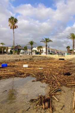 DANA kasırgası, Torremolinos, İspanya 'da meydana gelen fırtına sonucu oluşan sel ve çöpler