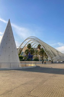 VALENCIA, İspanya - 18 Kasım 2024 'te İspanya' nın Valencia şehrinin sakin sularına yansıyan altın gün batımı fütüristik mimariyi aydınlattı.