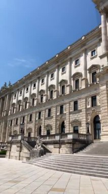 VIENNA, AUSTRIA - 18 Temmuz 2024: Avusturya 'nın Viyana kentindeki tarihi şehir merkezinde yürüyüş 18 Temmuz 2024