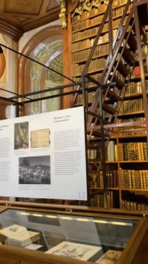 VIENNA, AUSTRIA - 18 Temmuz 2024: Viyana, Avusturya 'da papirüsü de içeren tavan freskleriyle Barok Devlet Salonu