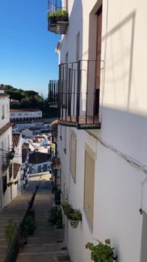 MIJAS, SPAIN - 7 Temmuz 2024: Kosta del Sol 'a tepeden bakan, İspanya' nın Endülüs kentindeki Mijas, Endülüs kentindeki beyaz yıkanmış binalar köyü ile tanınan büyüleyici beyaz İspanyol köyü
