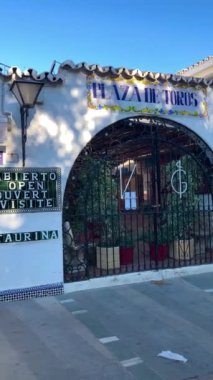 MIJAS, SPAIN - 7 Temmuz 2024: Kosta del Sol 'a tepeden bakan, İspanya' nın Endülüs kentindeki Mijas, Endülüs kentindeki beyaz yıkanmış binalar köyü ile tanınan büyüleyici beyaz İspanyol köyü