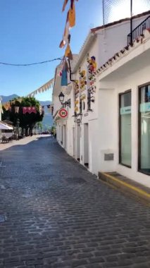 MIJAS, SPAIN - 7 Temmuz 2024: Kosta del Sol 'a tepeden bakan, İspanya' nın Endülüs kentindeki Mijas, Endülüs kentindeki beyaz yıkanmış binalar köyü ile tanınan büyüleyici beyaz İspanyol köyü