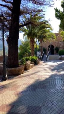 MIJAS, SPAIN - 7 Temmuz 2024: Kosta del Sol 'a tepeden bakan, İspanya' nın Endülüs kentindeki Mijas, Endülüs kentindeki beyaz yıkanmış binalar köyü ile tanınan büyüleyici beyaz İspanyol köyü