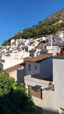MIJAS, SPAIN - 7 Temmuz 2024: Kosta del Sol 'a tepeden bakan, İspanya' nın Endülüs kentindeki Mijas, Endülüs kentindeki beyaz yıkanmış binalar köyü ile tanınan büyüleyici beyaz İspanyol köyü