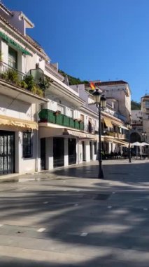 MIJAS, SPAIN - 7 Temmuz 2024: Kosta del Sol 'a tepeden bakan, İspanya' nın Endülüs kentindeki Mijas, Endülüs kentindeki beyaz yıkanmış binalar köyü ile tanınan büyüleyici beyaz İspanyol köyü
