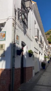 MIJAS, SPAIN - 7 Temmuz 2024: Kosta del Sol 'a tepeden bakan, İspanya' nın Endülüs kentindeki Mijas, Endülüs kentindeki beyaz yıkanmış binalar köyü ile tanınan büyüleyici beyaz İspanyol köyü