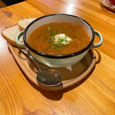 Kapustnica Lezzetleri (lahana turşusu çorbası), klasik Slovak kış ulusal yemeği keskin lahana turşusu ve domuz eti, sosis, kurutulmuş mantar, soğan, sarımsak ve kırmızı biber karışımı içerir.