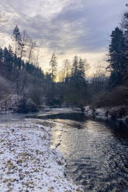 Tomasovsky manzarasına soğuk bir kış yürüyüşü, Slovakya 'daki Sloven Raj Ulusal Parkı' nda nefes kesici manzaralar sunan çarpıcı bir kaya oluşumu