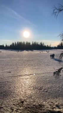 Strbske Pleso 'nun kış manzarası, Slovakya' nın başkenti High Tatras 'ta aynı adı taşıyan bir kayak, en iyi turizm beldesi ve sağlık merkezi..