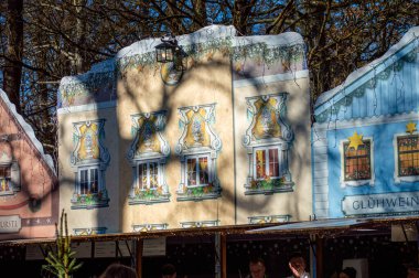 MUNİK, Almanya - 2 ARALIK 2024 Münih, Bavyera 'daki İngiliz bahçesinde Noel panayırı