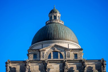 MUNICH, GERMANY - 2 Aralık 2024 Bavyera Devlet Başbakanlık Kurumu, Almanya 'nın Bavyera eyaletinin bir devlet dairesinin adıdır.