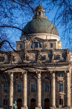 MUNICH, GERMANY - 2 Aralık 2024 Bavyera Devlet Başbakanlık Kurumu, Almanya 'nın Bavyera eyaletinin bir devlet dairesinin adıdır.