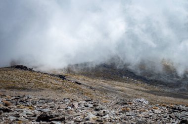 Bulutlu dağların üzerinden Mulhacen Tepesi 'ne, Sierra Nevada Ulusal Parkı' na, Endülüs 'e, İspanya' ya
