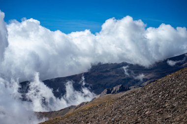 Bulutlu dağların üzerinden Mulhacen Tepesi 'ne, Sierra Nevada Ulusal Parkı' na, Endülüs 'e, İspanya' ya