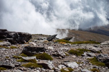 Bulutlu dağların üzerinden Mulhacen Tepesi 'ne, Sierra Nevada Ulusal Parkı' na, Endülüs 'e, İspanya' ya