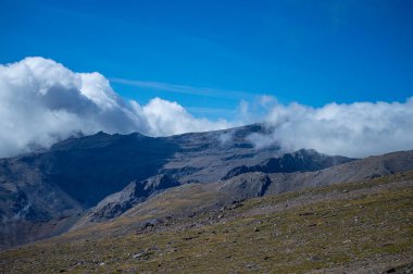 Bulutlu dağların üzerinden Mulhacen Tepesi 'ne, Sierra Nevada Ulusal Parkı' na, Endülüs 'e, İspanya' ya