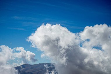 Bulutlu dağların üzerinden Mulhacen Tepesi 'ne, Sierra Nevada Ulusal Parkı' na, Endülüs 'e, İspanya' ya