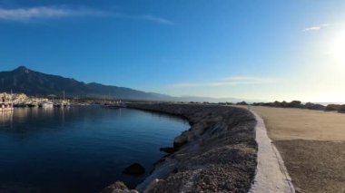 BANUS, İspanya - 16 Mart 2024: Banus, Marbella, İspanya 'da gün doğumunda yat marinası