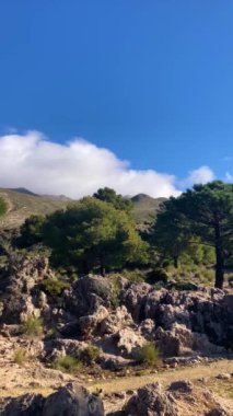 Fırtına gününde Maroma 'ya yürüyüş parkurundan panoramik manzara, Sierra Tejeda, İspanya 