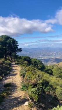 Fırtına gününde Maroma 'ya yürüyüş parkurundan panoramik manzara, Sierra Tejeda, İspanya 