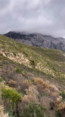 Fırtına gününde Maroma 'ya yürüyüş parkurundan panoramik manzara, Sierra Tejeda, İspanya 