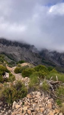 Fırtına gününde Maroma 'ya yürüyüş parkurundan panoramik manzara, Sierra Tejeda, İspanya 