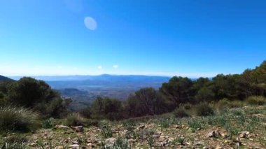 Maroma Tepesi, Sierra Tejeda, İspanya 'ya yürüyüş parkurunun panoramik görüntüsü 
