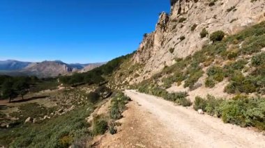 Maroma Tepesi, Sierra Tejeda, İspanya 'ya yürüyüş parkurunun panoramik görüntüsü 