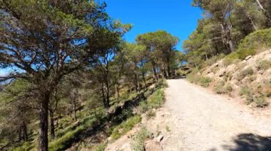 Maroma Tepesi, Sierra Tejeda, İspanya 'ya yürüyüş parkurunun panoramik görüntüsü 