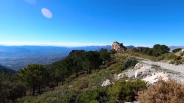 Maroma Tepesi, Sierra Tejeda, İspanya 'ya yürüyüş parkurunun panoramik görüntüsü 