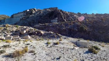 Lucero Tepesi 'ne yürüyüş yolu Tejeda, Almijara ve Alhama Doğal Dağlar Parkı.