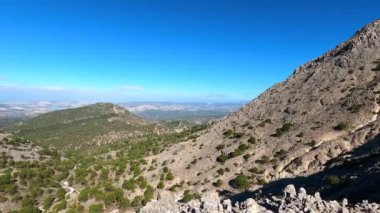 Lucero Tepesi 'ne yürüyüş yolu Tejeda, Almijara ve Alhama Doğal Dağlar Parkı.