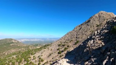 Lucero Tepesi 'ne yürüyüş yolu Tejeda, Almijara ve Alhama Doğal Dağlar Parkı.