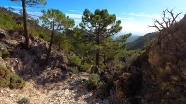 Lucero Tepesi 'ne yürüyüş yolu Tejeda, Almijara ve Alhama Doğal Dağlar Parkı.