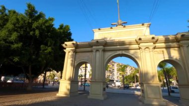 ALMUNECAR, İspanya - 12 Ekim 2023: Almunecar, İspanya 'da sabah saatlerinde şehir merkezinde yürüyüş