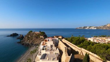 ALMUNECAR, İspanya - 12 Ekim 2023: Güneşli bir günde Almunecar, İspanya 'da San Miguel kalesinden panoramik şehir manzarası