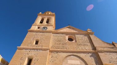 ALMUNECAR, İspanya - 12 Ekim 2023: Almunecar, İspanya 'daki Enkarnasyon Kilisesi