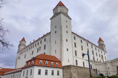 SLOVAKIA, BRATISLAVA - 8 Ocak 2025 Bratislava Kalesi Bratislava 'daki Little Carpatthians' ın izole edilmiş kayalık tepesinde bulunan dört köşeli kuleleri olan devasa dikdörtgen bir bina