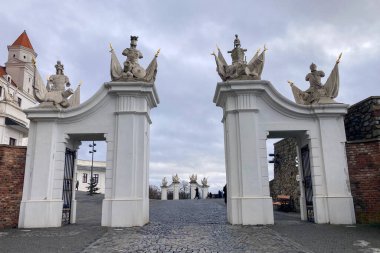 SLOVAKIA, BRATISLAVA - 8 Ocak 2025 Bratislava Kalesi Bratislava 'daki Little Carpatthians' ın izole edilmiş kayalık tepesinde bulunan dört köşeli kuleleri olan devasa dikdörtgen bir bina
