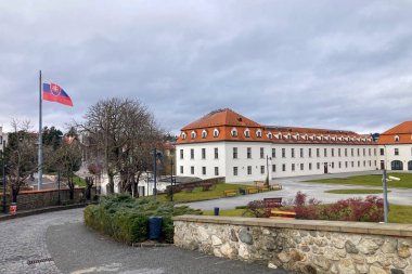 SLOVAKIA, BRATISLAVA - 8 Ocak 2025 Bratislava Kalesi Bratislava 'daki Little Carpatthians' ın izole edilmiş kayalık tepesinde bulunan dört köşeli kuleleri olan devasa dikdörtgen bir bina