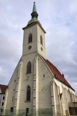 SLOVAKIA, BRATISLAVA - 8 Ocak 2025: St Martin 's Katedrali Gotik-Romen tarzında 13. Yüzyıl katedrali, 4 şapel ve 3 donanma töreninin yapıldığı yer.