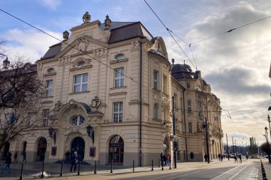 SLOVAKIA, BRATISLAVA - 8 Ocak 2025: Bratislava 'daki tarihi şehir merkezinde yürüyüş